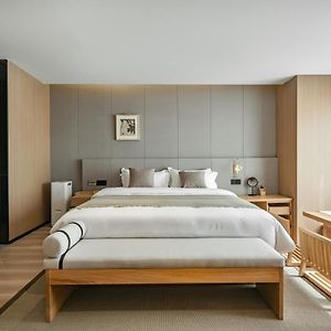 Chinese style suite